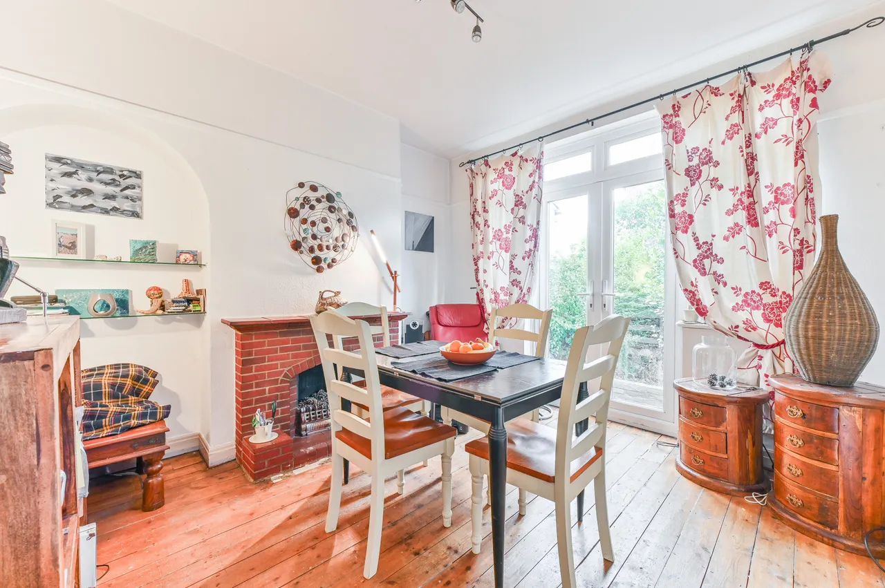 32 Hartland Way, Morden, photo 5