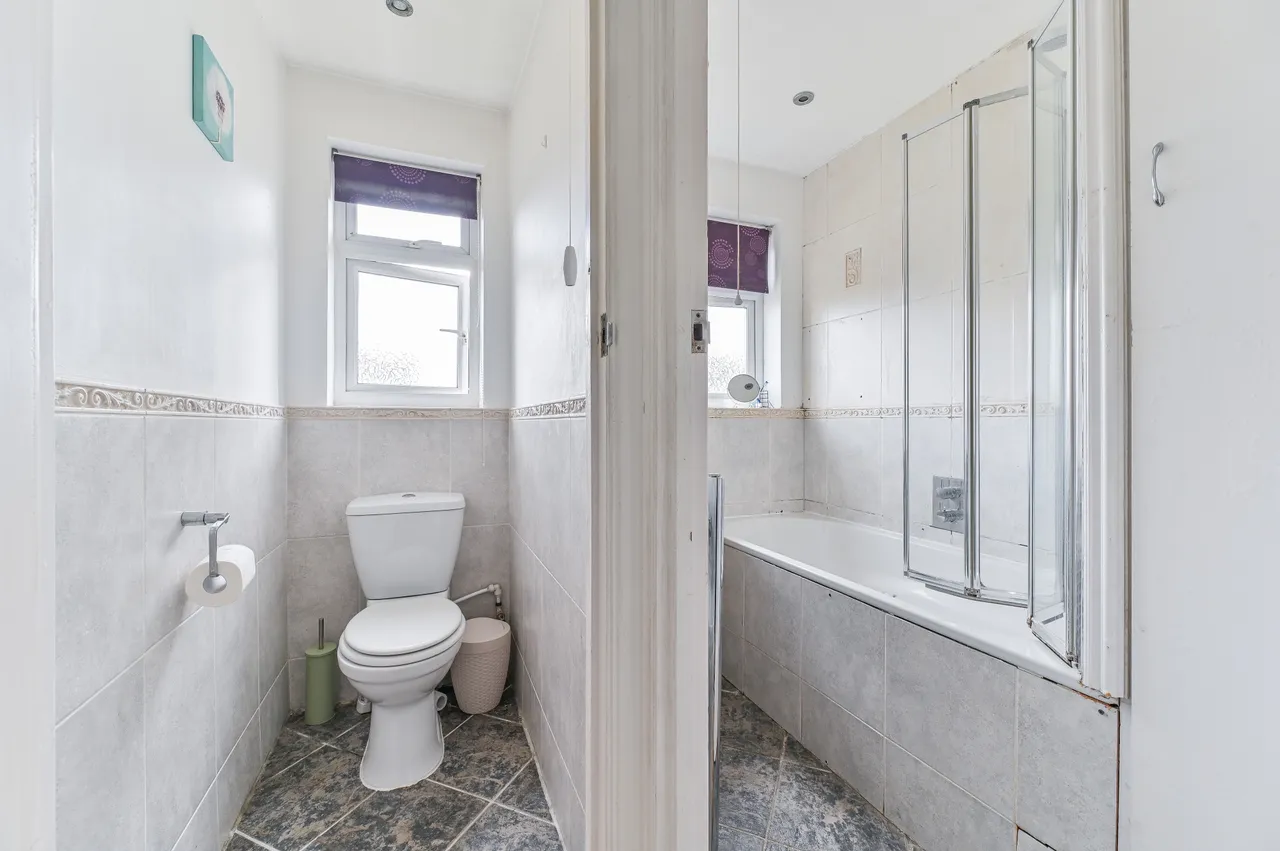 32 Hartland Way, Morden, photo 8