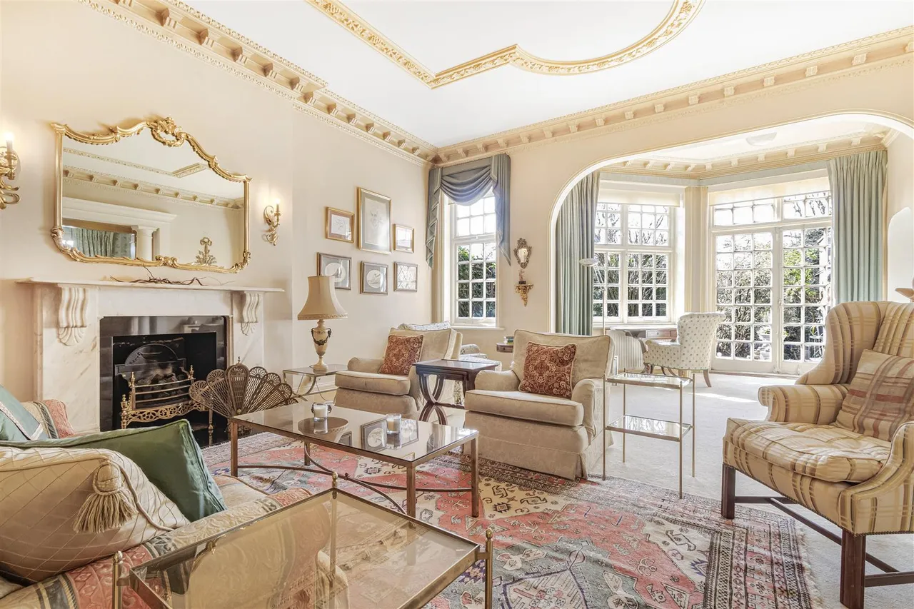 3 bed flat for sale — Bracknell Gardens, Hampstead, London, NW3 7EE