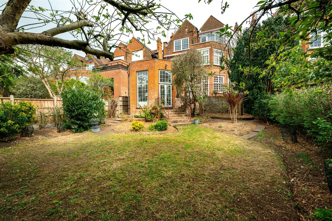Bracknell Gardens, Hampstead, London, NW3 7EE, photo 13
