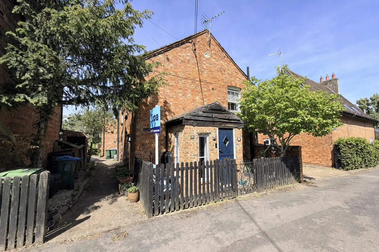 2 bed house for sale, High Street, Milton Keynes, MK17
