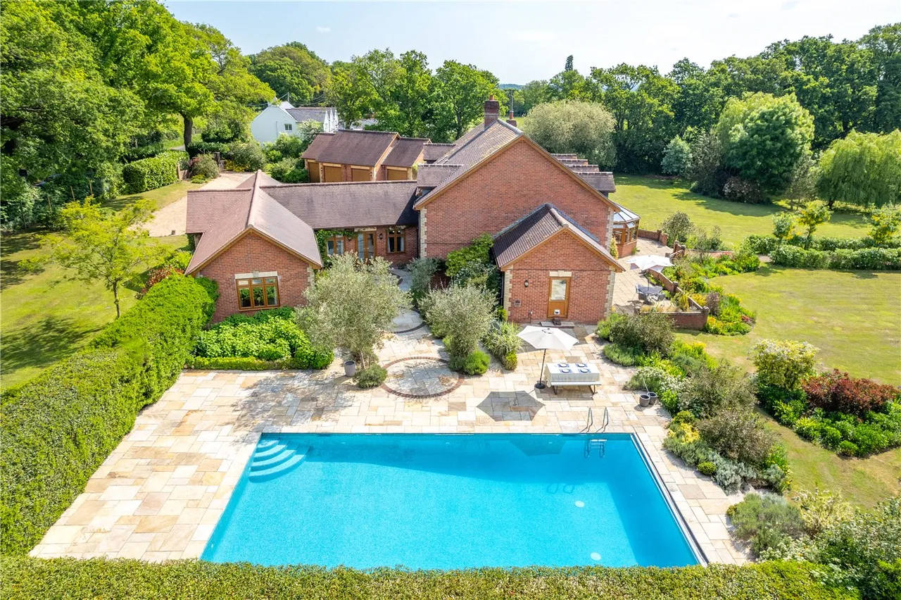 The Straits, Wheatley, Hampshire, GU35, photo 4