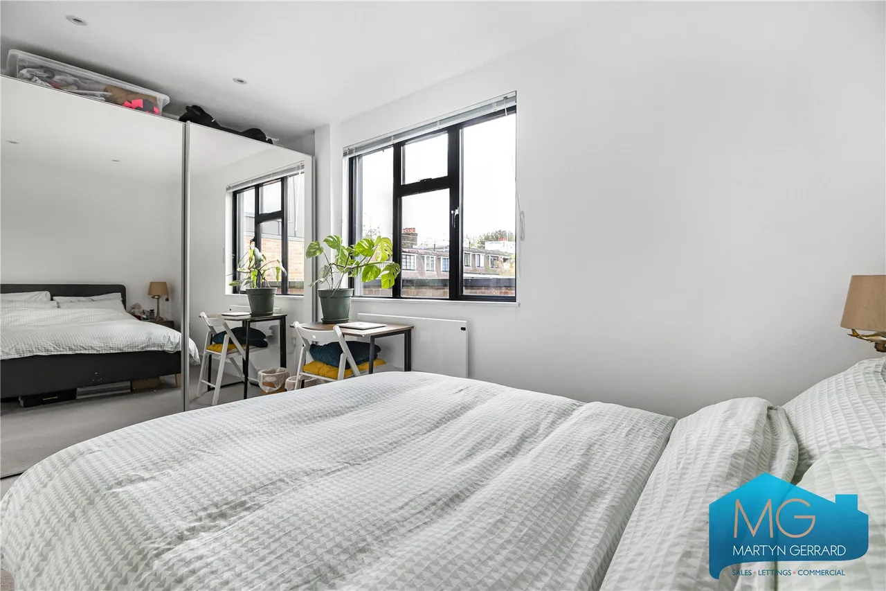 Colney Hatch Lane, London, N10, photo 12
