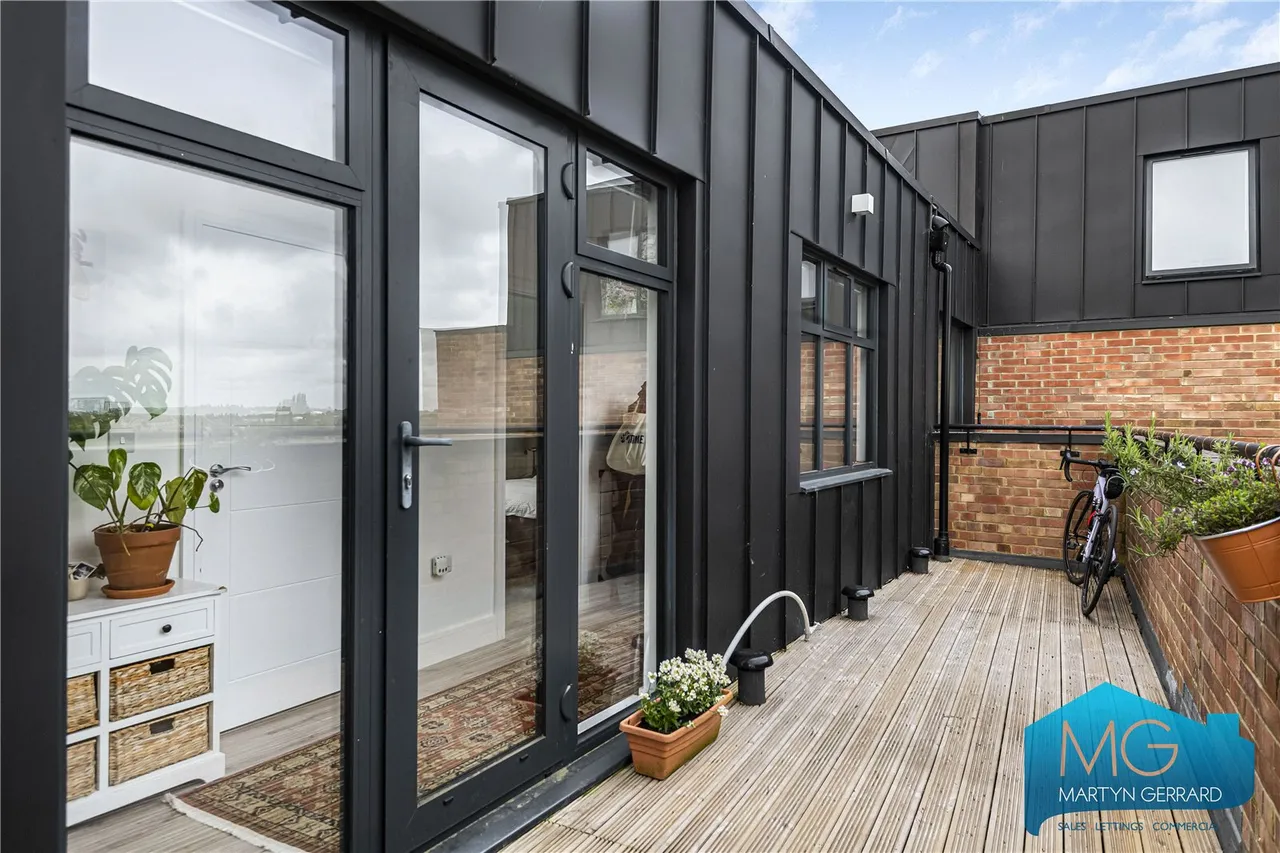 Colney Hatch Lane, London, N10, photo 4