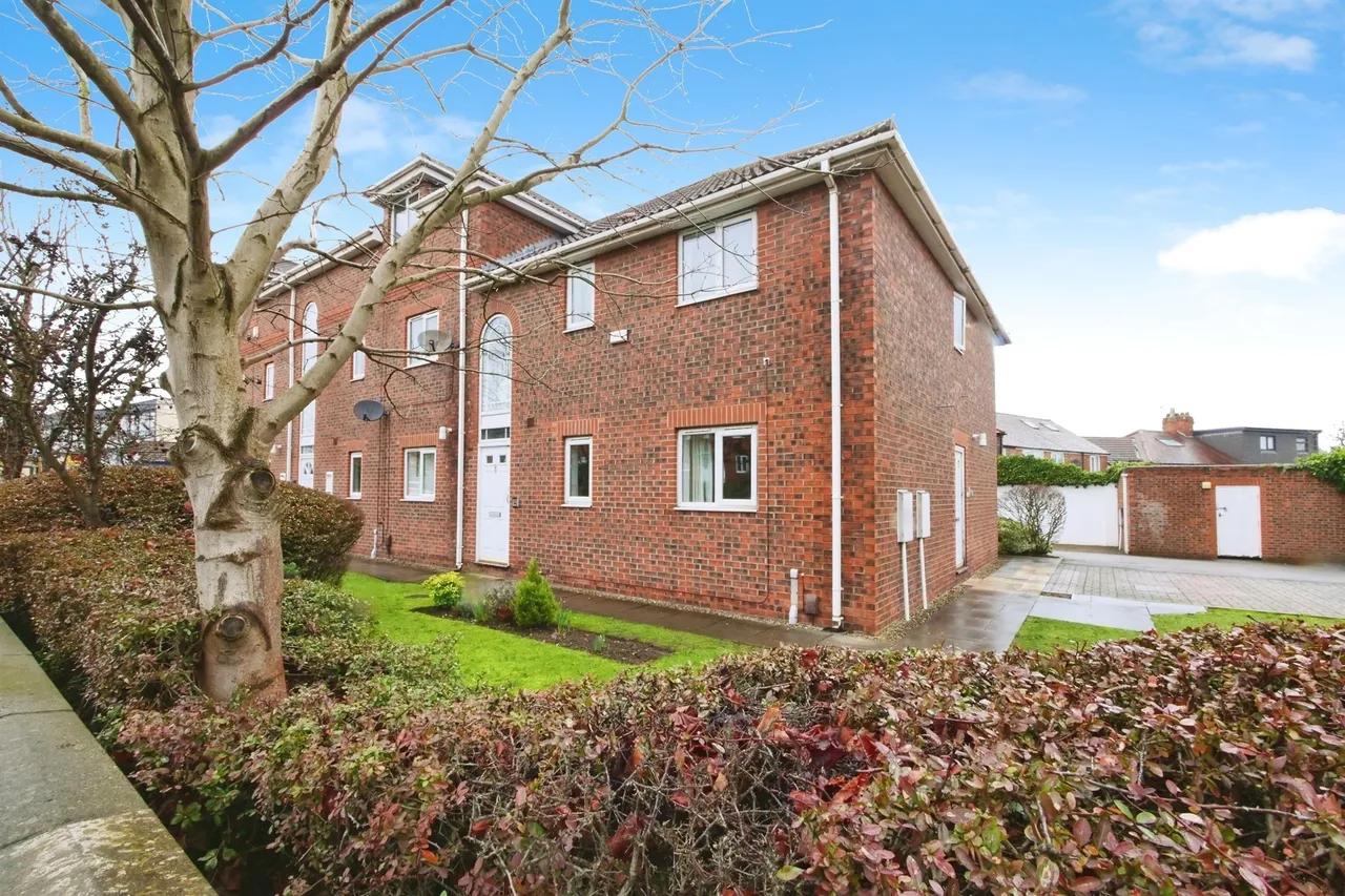 2 bed flat for sale — Millfield Avenue, York
