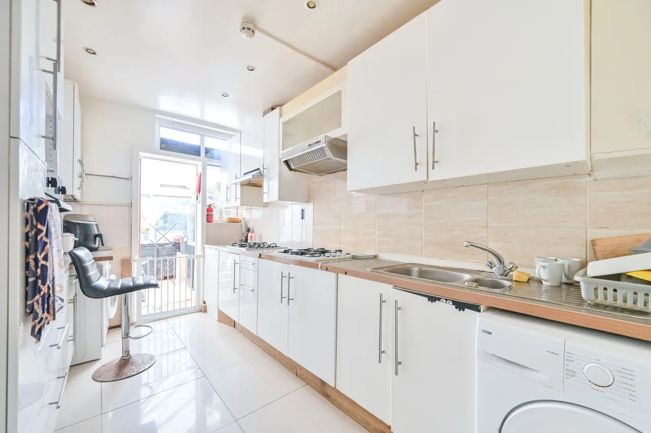 144 Ellesmere Road, London, photo 2