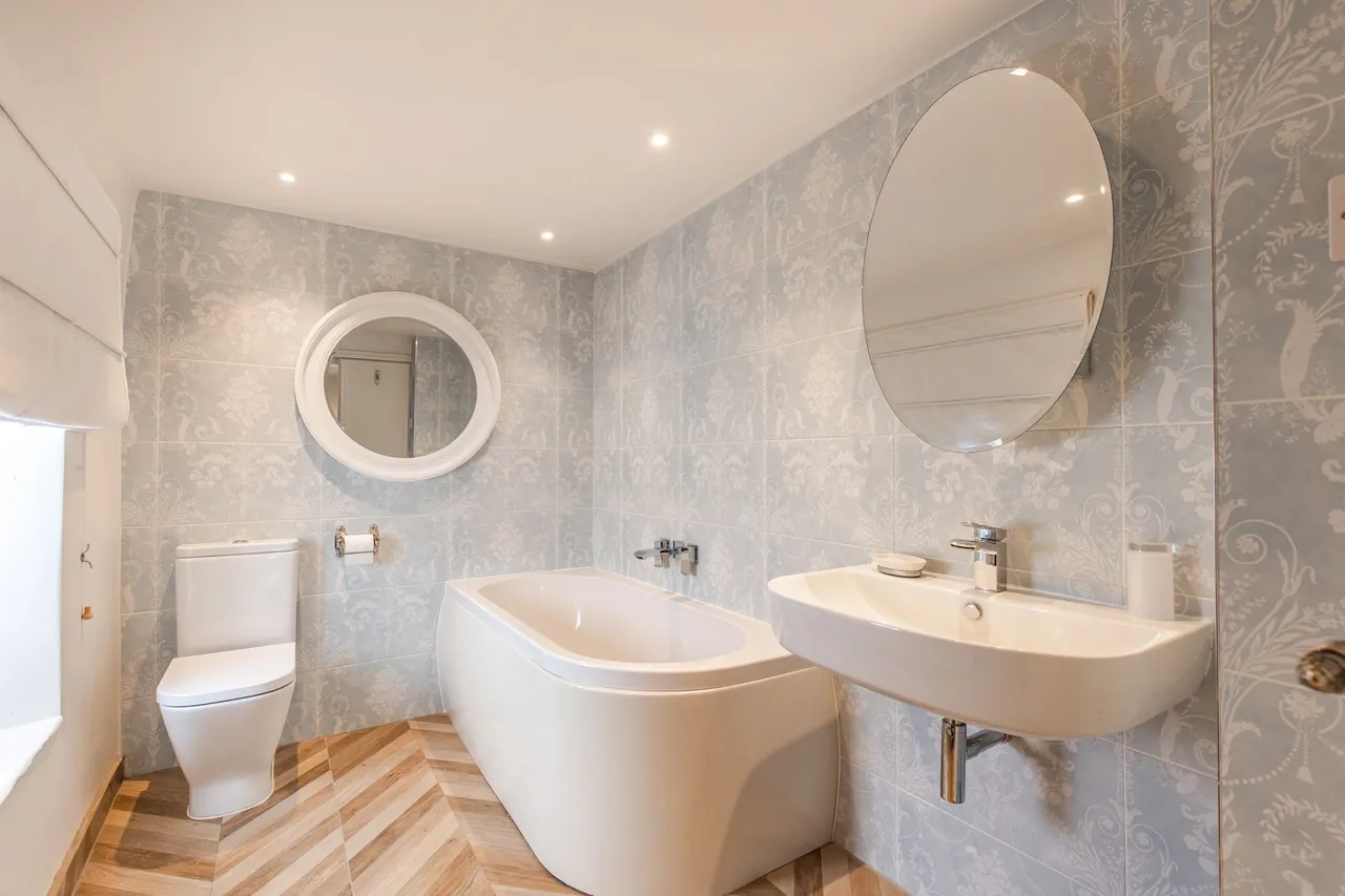 Beautifully Renovated Cottage Moments, photo 15