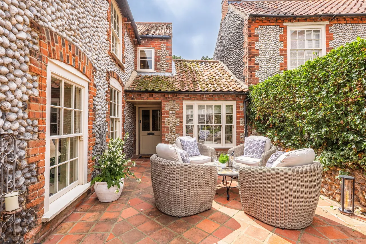 Beautifully Renovated Cottage Moments, photo 3