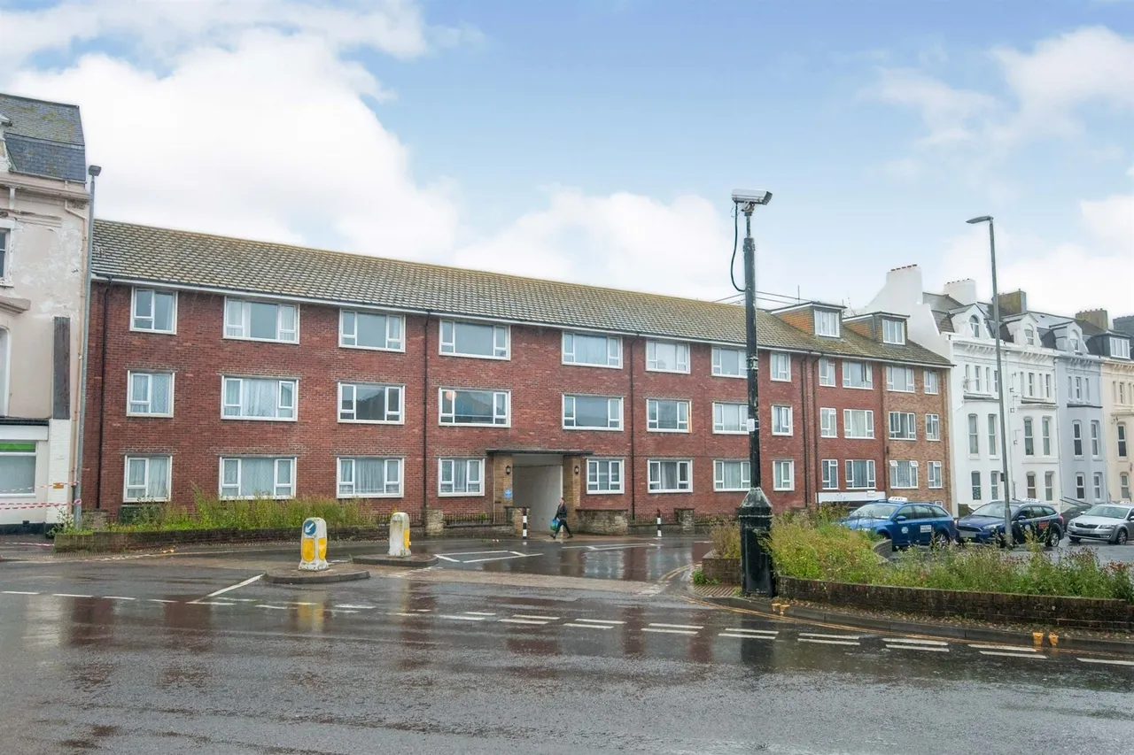 2 bed flat for sale, Pelham Road, Seaford, BN25
