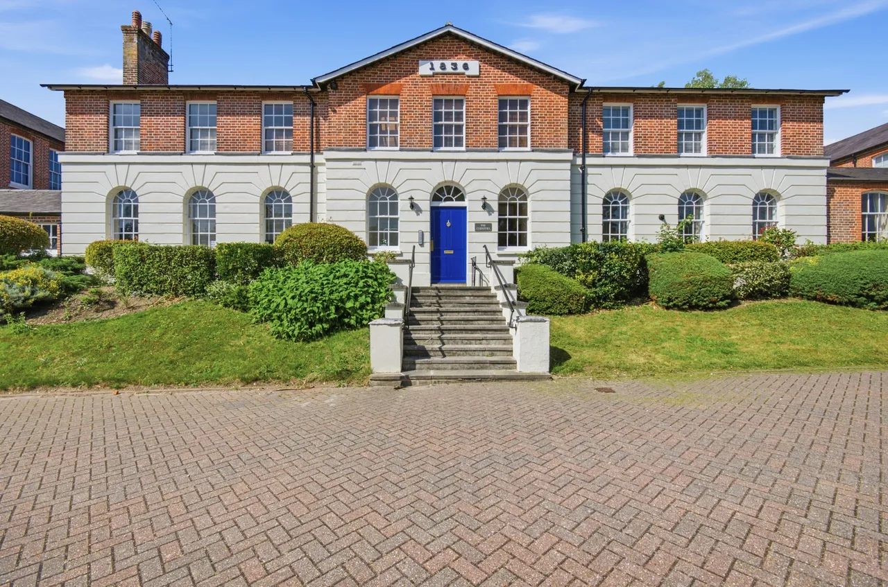1 bed flat for sale — The Cloisters, Junction Road