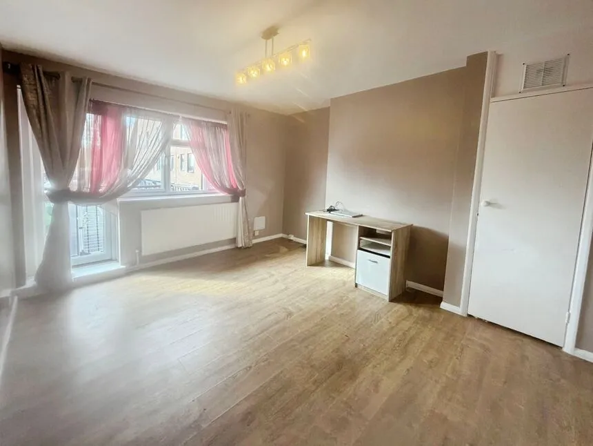 South Molton Road, London, E16, photo 2