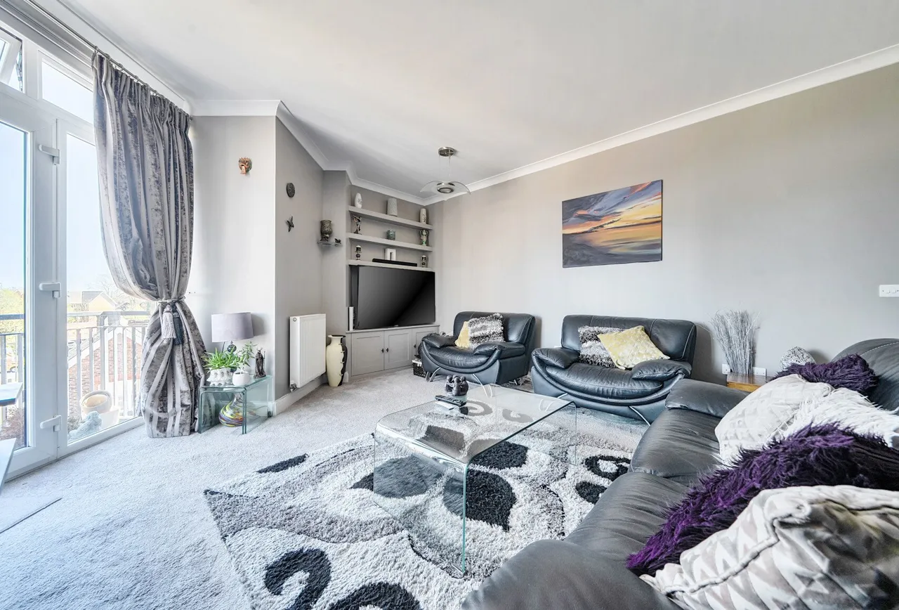 2 bed flat for sale — Lumley Road, Horley, RH6 7LB