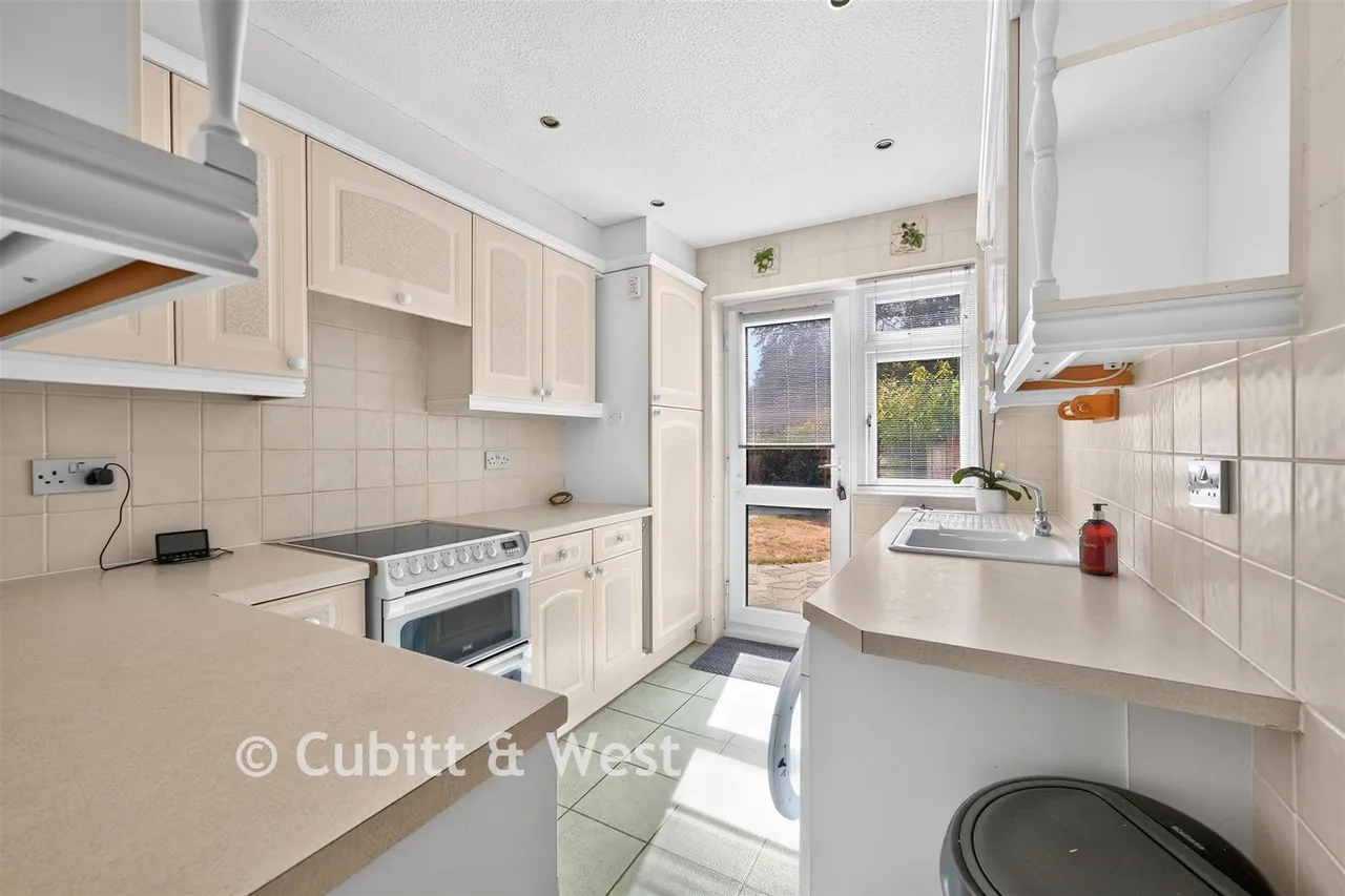 Courtlands Crescent, Banstead, SM7, photo 2