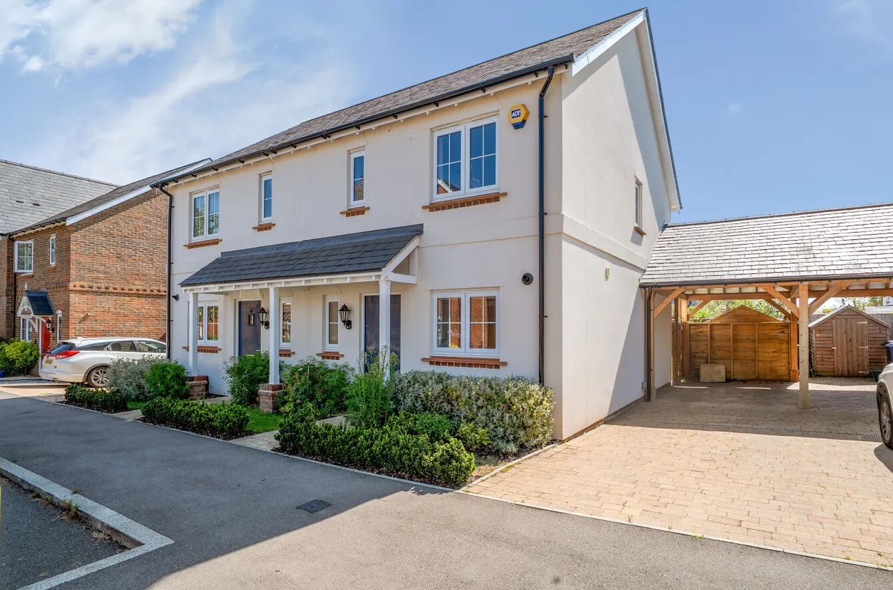 2 bed house for sale — Titchener Way, Hook, Hampshire, RG27 9RT