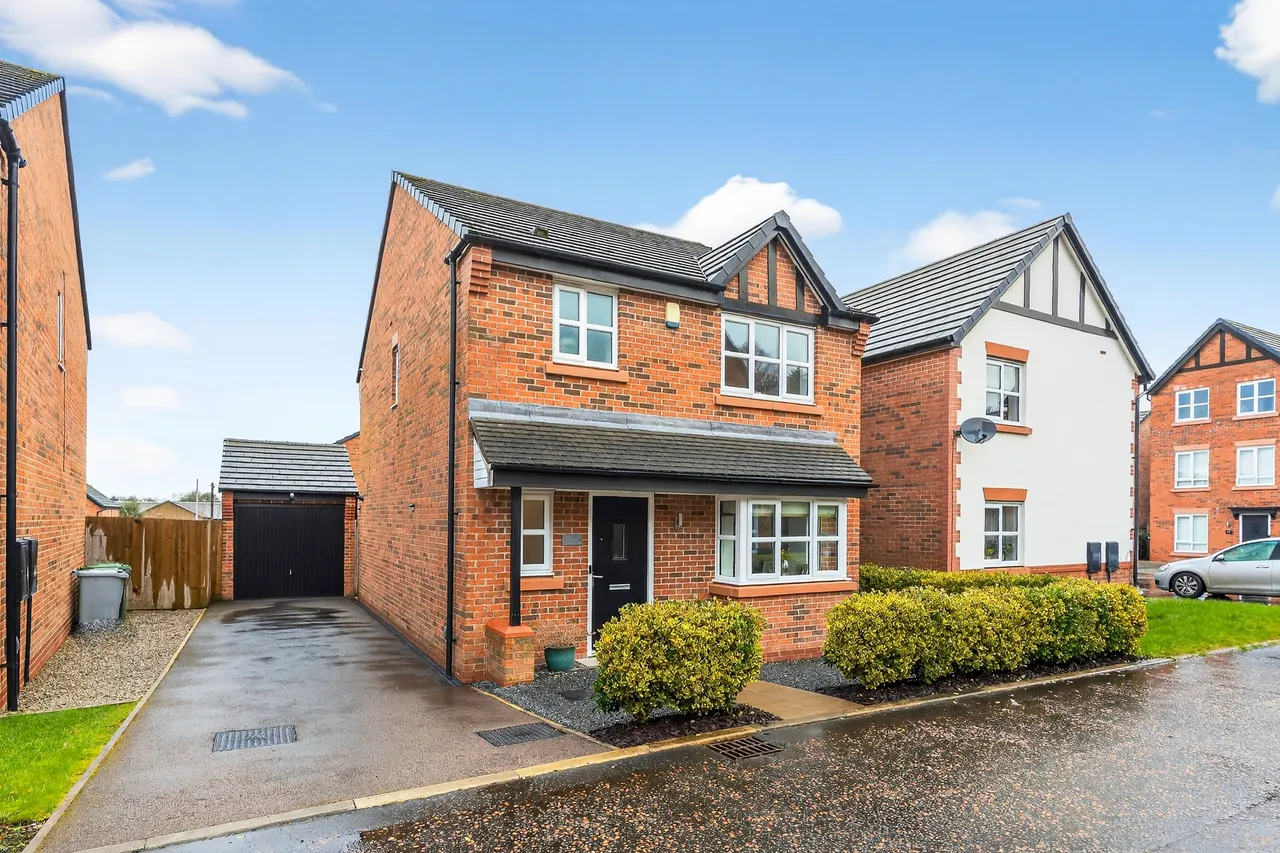 3 bed house for sale — Waterways Avenue, Macclesfield
