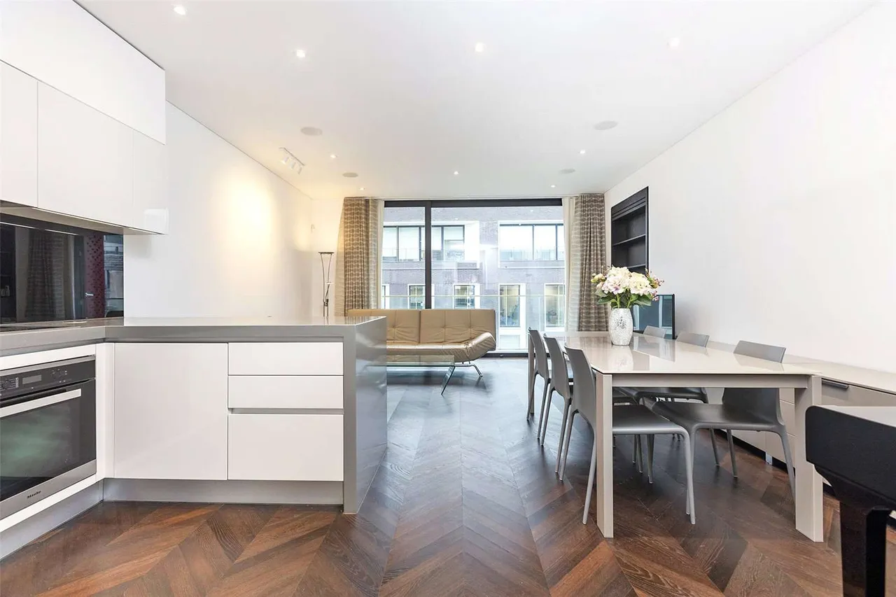 2 bed flat for sale — Hanover Street, London, W1S 1YQ