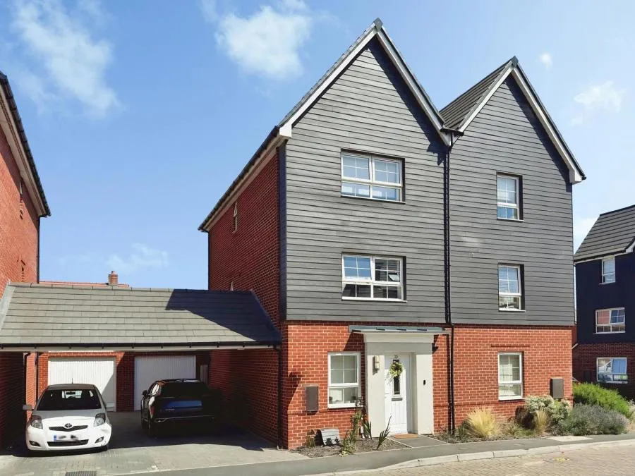 4 bed house for sale, Grand Junction, Broughton, HP22