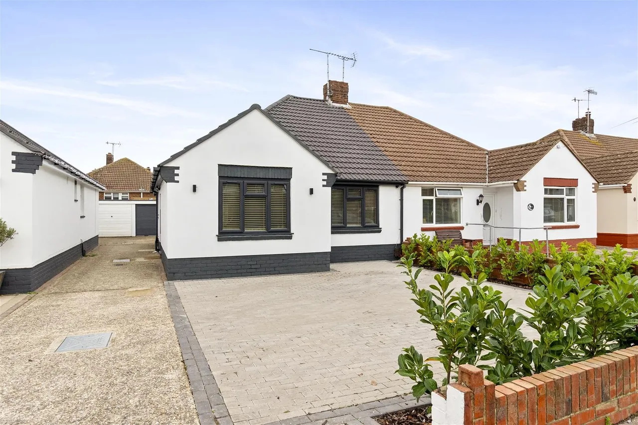 3 bed house for sale — Terringes Avenue, Worthing