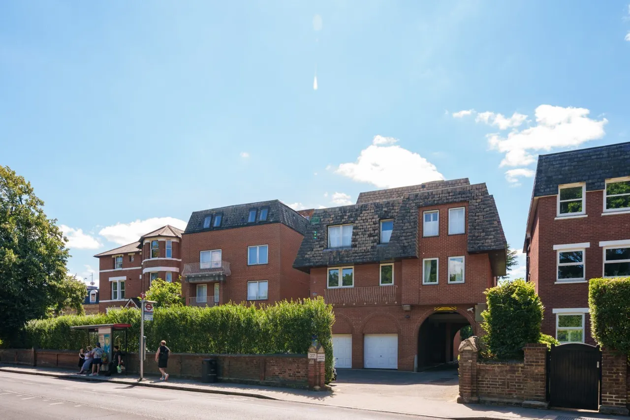Upper Richmond Road, London, SW15, photo 5