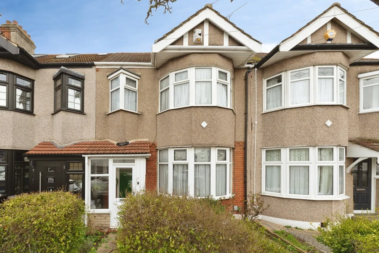 3 bed house for sale — Fairway Gardens, Ilford, IG1