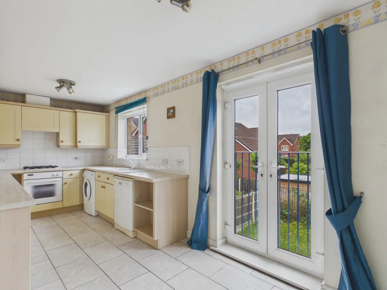 Island Close, Broom, photo 4