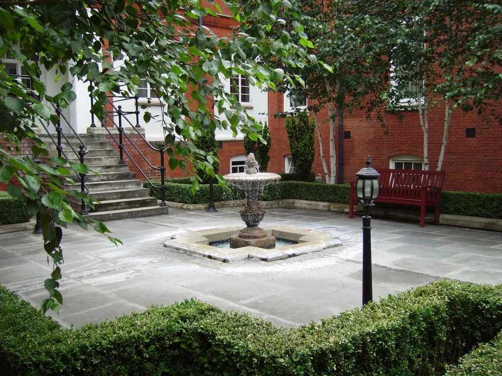 Fulham Palace Road, Hammersmith, W6, photo 3