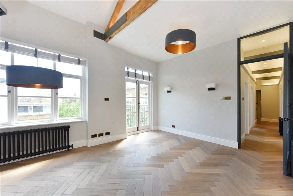 Battersea High Road, London, SW11, photo 3