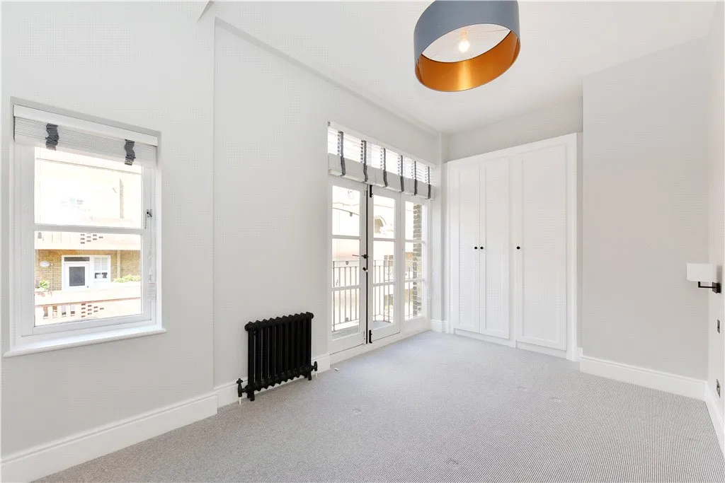 Battersea High Road, London, SW11, photo 6