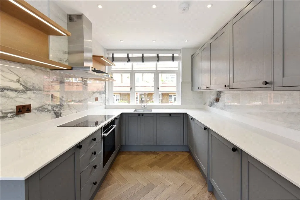 Battersea High Road, London, SW11, photo 4