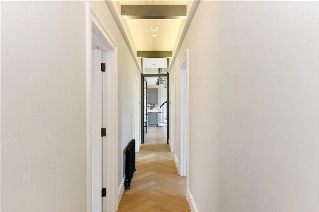 Battersea High Road, London, SW11, photo 12