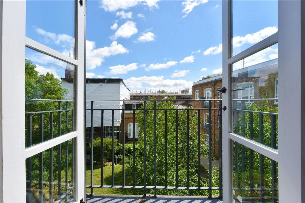 Battersea High Road, London, SW11, photo 30
