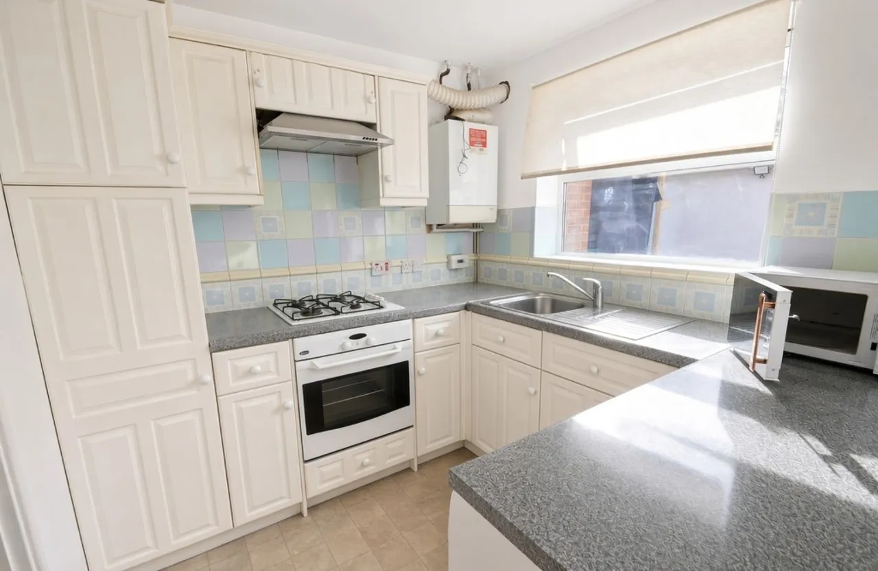 Masefield Way, Staines-upon-Thames, photo 3