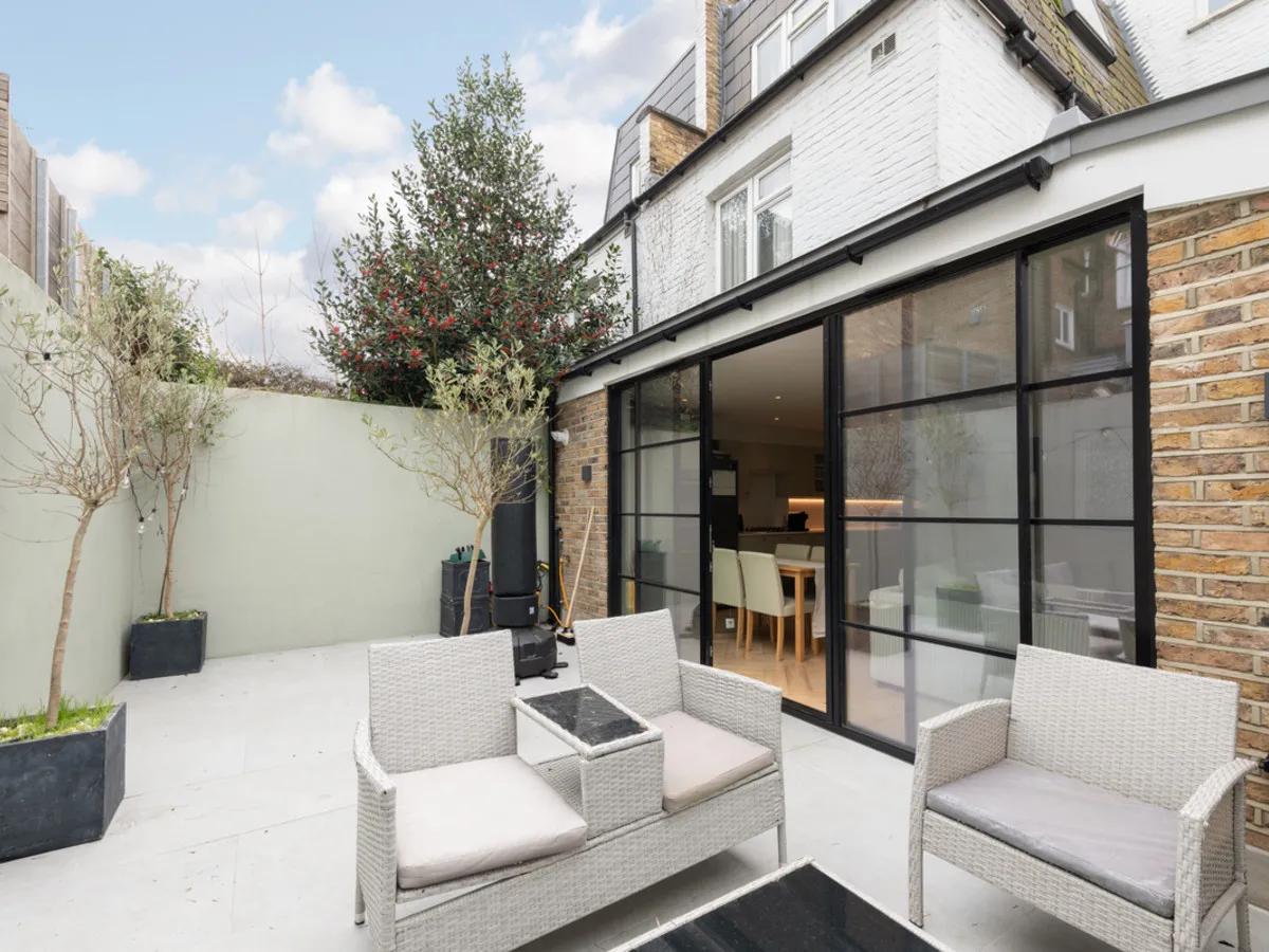 2 bed flat for sale, Fulham Palace Road, London, SW6