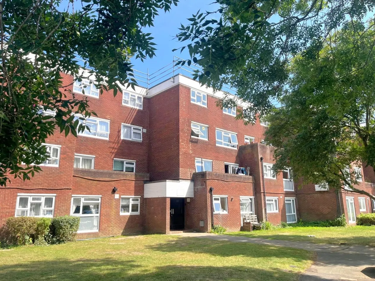 2 bed flat for sale, Hazelmere Close, Leatherhead, KT22
