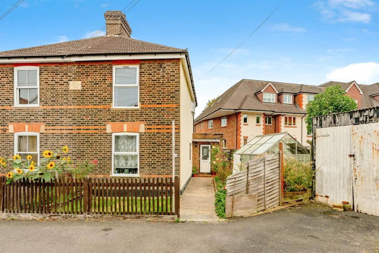 2 bed house for sale — Wilton Road, Redhill