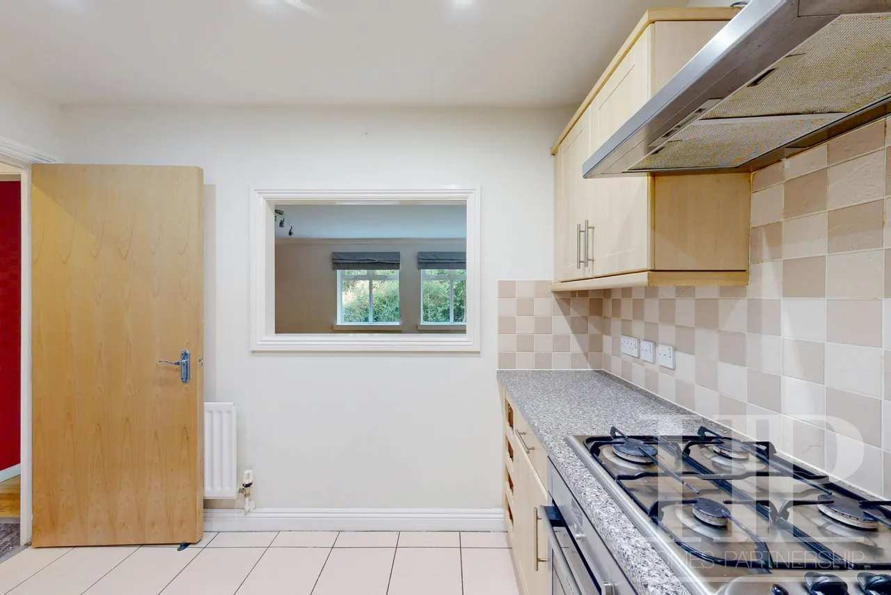 Horsham Road, Crawley, RH11, photo 7