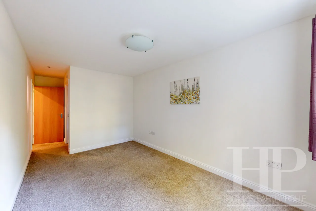 Horsham Road, Crawley, RH11, photo 9