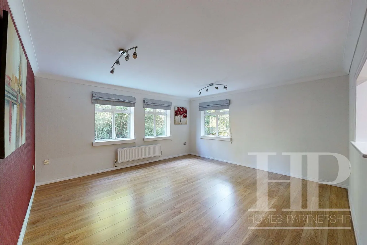Horsham Road, Crawley, RH11, photo 2