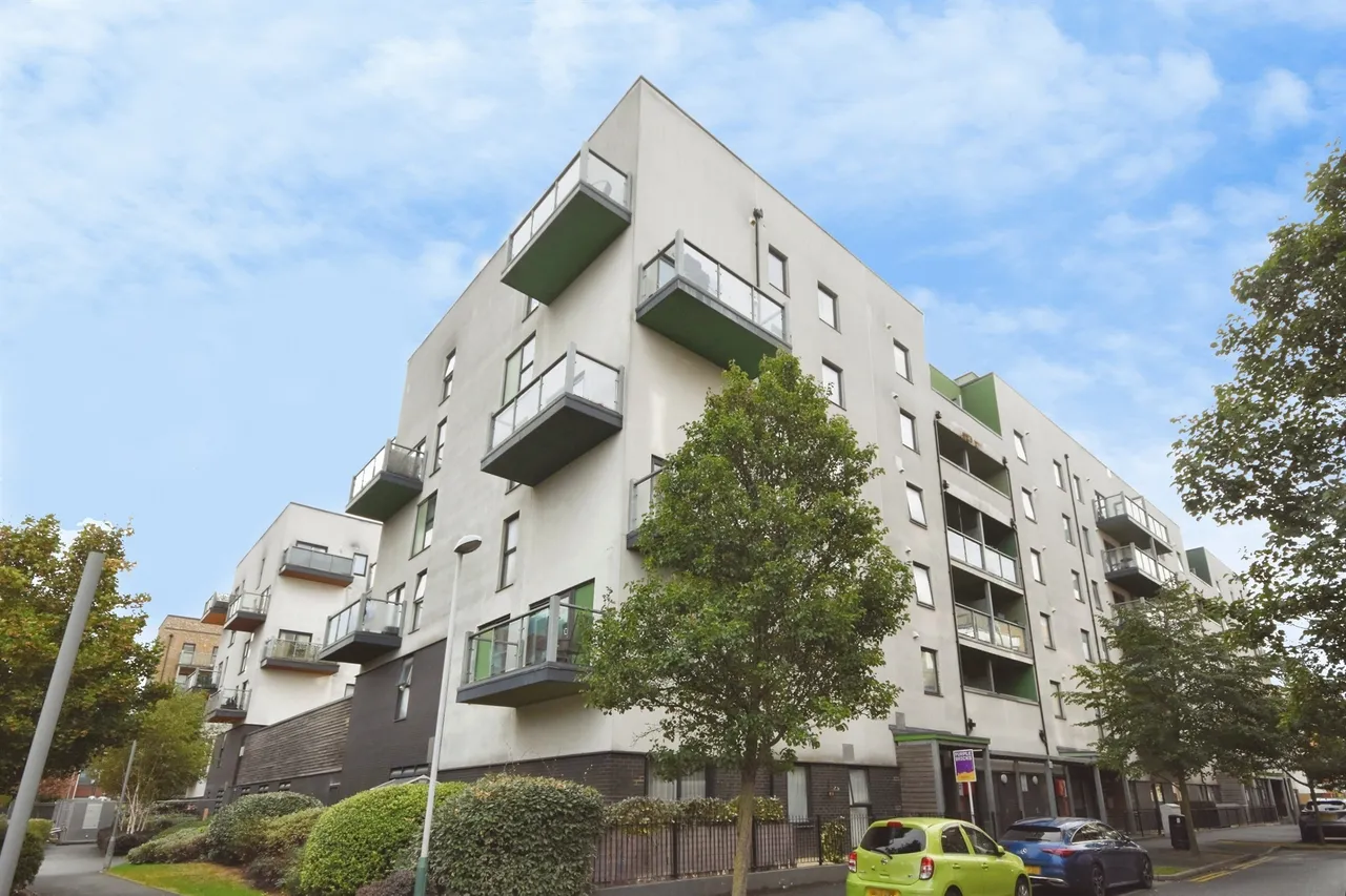 1 bed flat for sale, Crown Drive, Romford, RM7