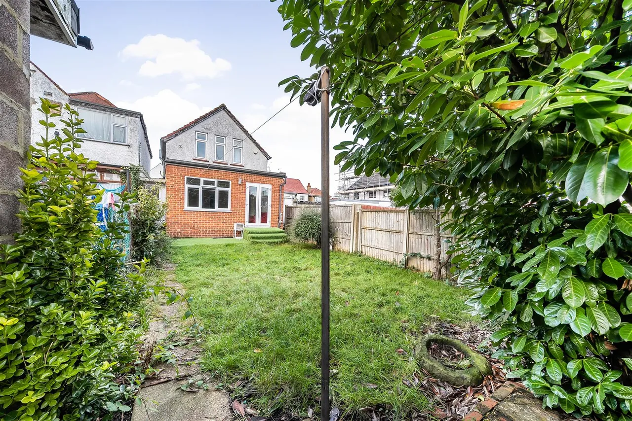 Eton Avenue, Wembley, photo 16