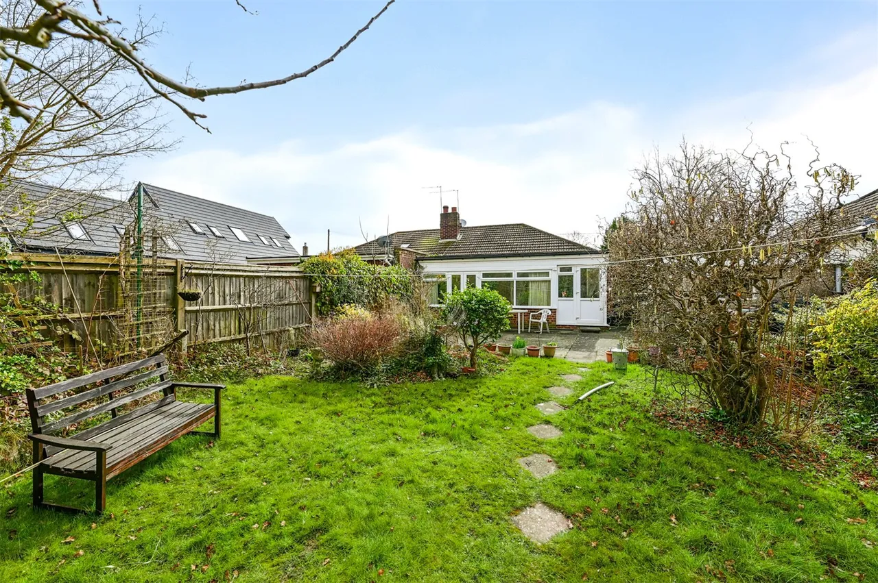 Hazel Road, Ash Green, Guildford, Surrey, GU12 6HP, photo 2