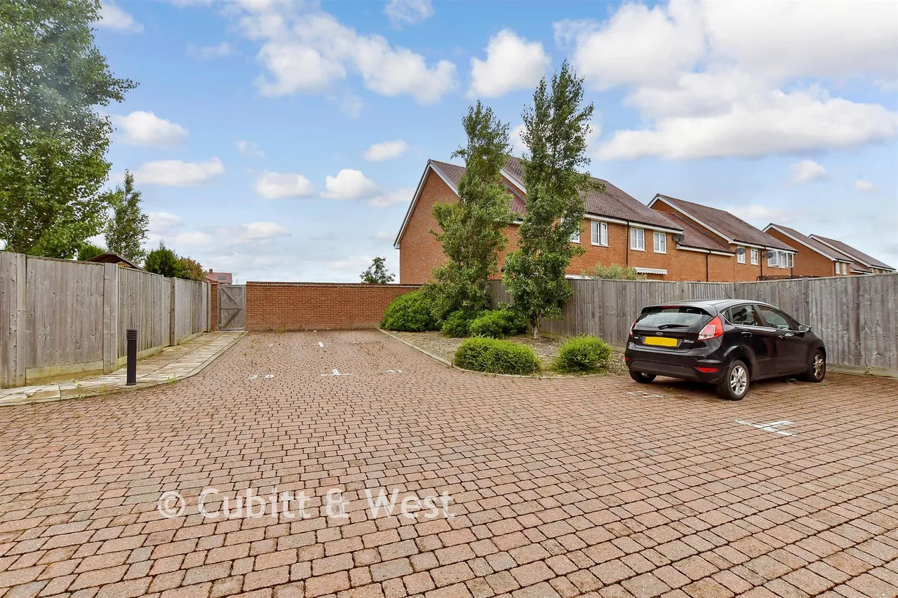 Brewers Way, Faygate, RH12, photo 17