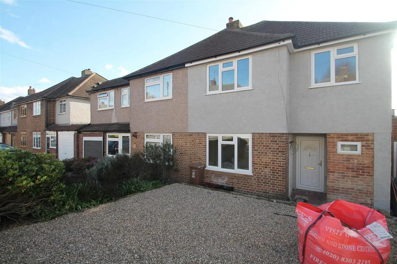 3 bed house to rent — Brasted Close, Bexleyheath, Kent, DA6 8HU