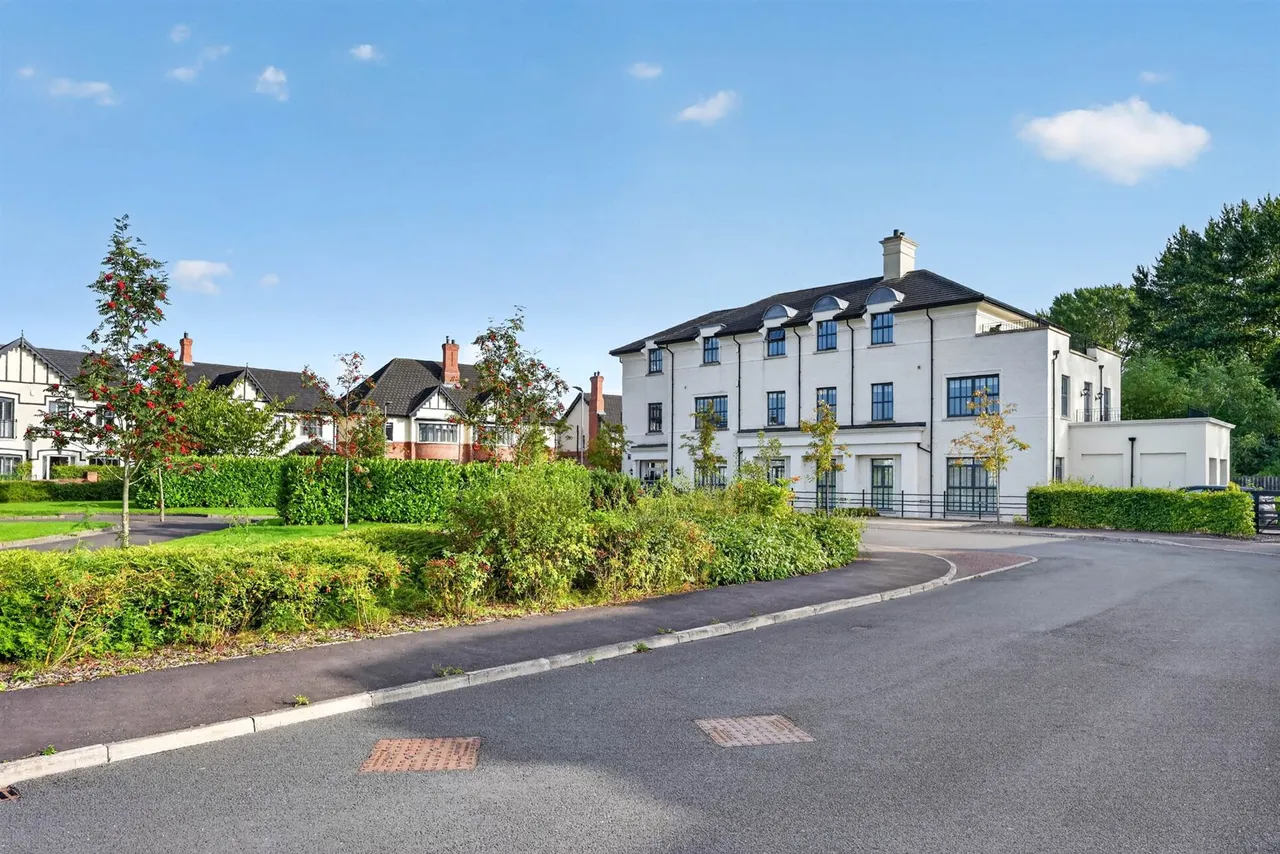 3 bed flat to rent, Harberton Square, Belfast, BT9