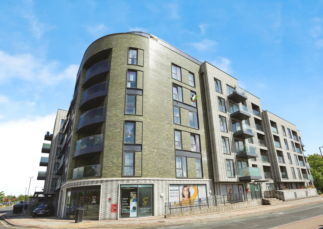1 bed flat for sale — 445 Woolwich Road, London