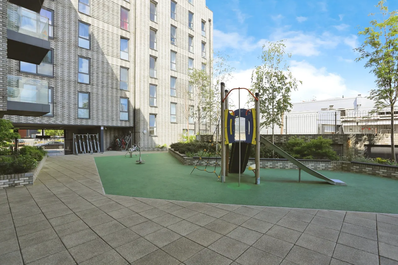 445 Woolwich Road, London, photo 8