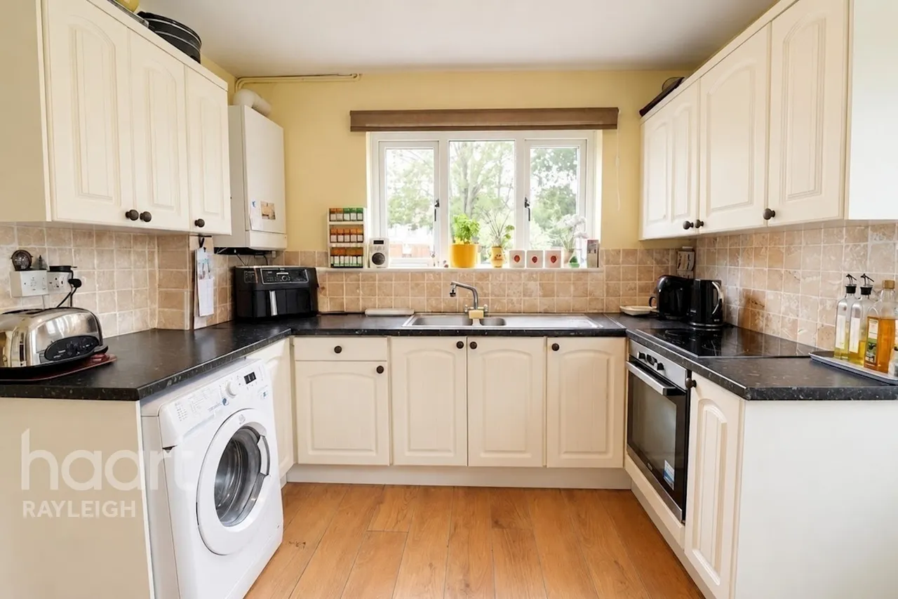 Broomfield Avenue, Leigh-On-Sea, SS9, photo 3