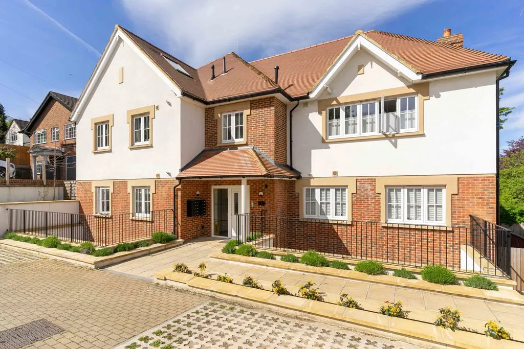 3 bed flat for sale — 63 Selcroft Road, Purley CR8 1AL