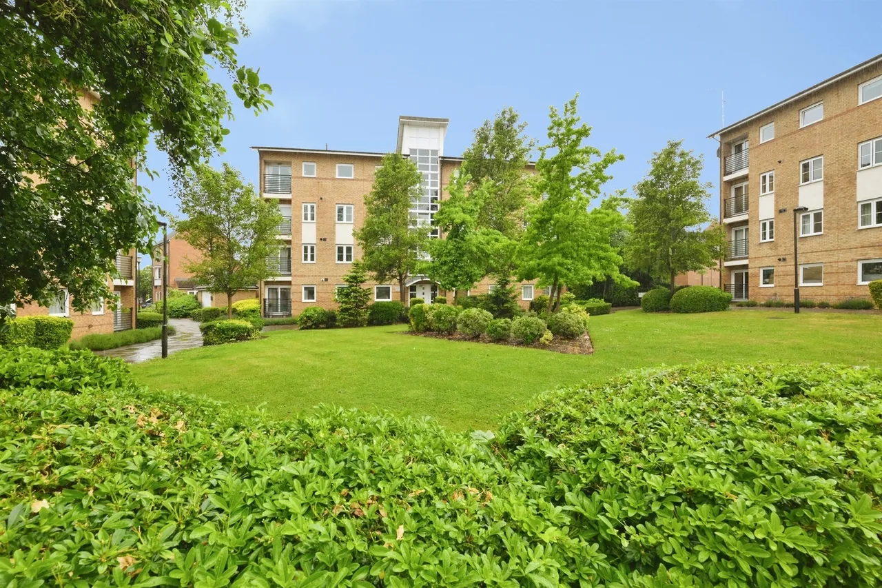 2 bed flat for sale — St. Josephs Green, Welwyn Garden City