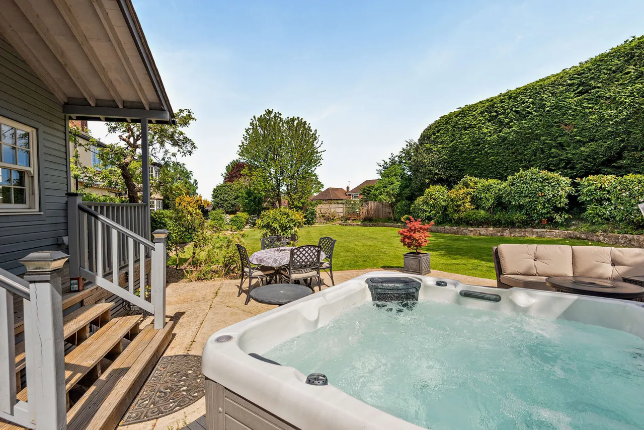 London Road, Bagshot, GU19, photo 12